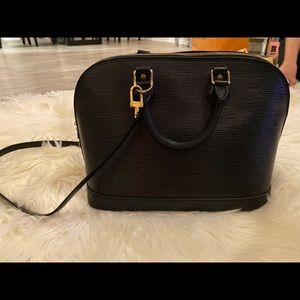 💥SOLD 💥Authentic Louis Vuitton Epi Alma Handbag